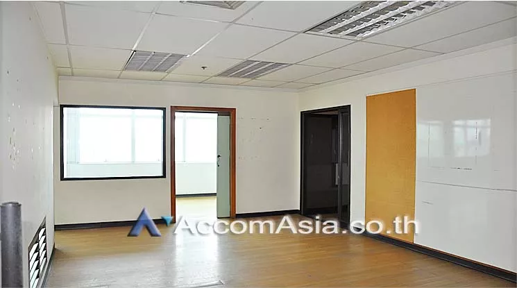 7  Office Space For Rent in Silom ,Bangkok BTS Surasak at Vorawat Building AA10947
